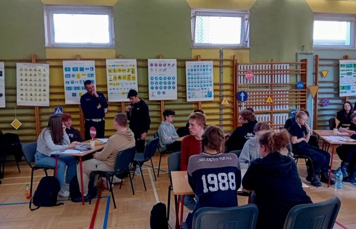 Bezpieczeństwo w ruchu drogowym jest jednym z najważniejszych aspektów życia codziennego, mającym bezpośredni wpływ na zdrowie i życie ludzi. W celu podnoszenia świadomości na temat zasad bezpieczeństwa i promowania wiedzy oraz odpowiedzialnych postaw wśród uczniów został zorganizowany międzyszkolny turniej wiedzy 