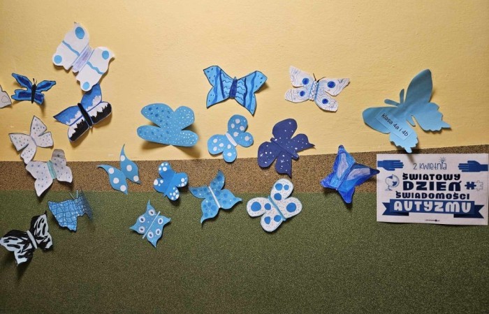 Światowy Dzień Autyzmu obchodzony jest corocznie 2 kwietnia. To ważna data, która ma na celu zwiększenie świadomości społecznej na temat autyzmu oraz promowanie akceptacji osób z tym zaburzeniem. W tym dniu organizowane są różne wydarzenia, które mają na celu edukację oraz wsparcie dla osób z autyzmem i ich rodzin.
W naszej szkole z okazji Światowego Dnia Autyzmu zorganizowaliśmy konkurs plastyczny pod hasłem „Niebieski motyl”. Niebieski kolor symbolizuje autyzm, a motyl jest metaforą przemiany i akceptacji. Uczniowie mieli okazję wykazać się swoją kreatywnością, tworząc prace, które odzwierciedlały ich zrozumienie i wsparcie dla osób z autyzmem.
Wszystkie prace zostały zaprezentowane na wystawie szkolnej, a zwycięzcy konkursu otrzymali nagrody oraz dyplomy. Dziękujemy wszystkim uczestnikom za zaangażowanie i wrażliwość na temat autyzmu. Razem możemy tworzyć bardziej akceptujące i zrozumiałe środowisko dla wszystkich!