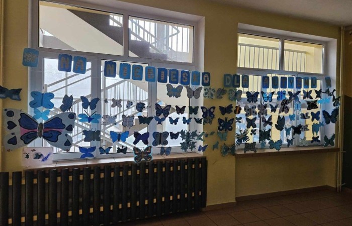 Światowy Dzień Autyzmu obchodzony jest corocznie 2 kwietnia. To ważna data, która ma na celu zwiększenie świadomości społecznej na temat autyzmu oraz promowanie akceptacji osób z tym zaburzeniem. W tym dniu organizowane są różne wydarzenia, które mają na celu edukację oraz wsparcie dla osób z autyzmem i ich rodzin.
W naszej szkole z okazji Światowego Dnia Autyzmu zorganizowaliśmy konkurs plastyczny pod hasłem „Niebieski motyl”. Niebieski kolor symbolizuje autyzm, a motyl jest metaforą przemiany i akceptacji. Uczniowie mieli okazję wykazać się swoją kreatywnością, tworząc prace, które odzwierciedlały ich zrozumienie i wsparcie dla osób z autyzmem.
Wszystkie prace zostały zaprezentowane na wystawie szkolnej, a zwycięzcy konkursu otrzymali nagrody oraz dyplomy. Dziękujemy wszystkim uczestnikom za zaangażowanie i wrażliwość na temat autyzmu. Razem możemy tworzyć bardziej akceptujące i zrozumiałe środowisko dla wszystkich!