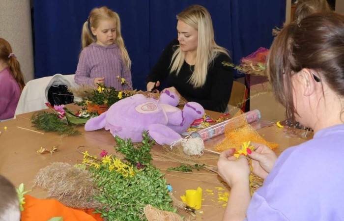 Święta Wielkanocne zbliżają się wielkimi krokami. U nas w szkole też czujemy, że nadchodzą. We wtorek 6 kwietnia odbyły się warsztaty tworzenia palm wielkanocnych. Zajęcia poprowadzili członkowie Stowarzyszenia Przyjaciele Pasłęckiej Dwójki (czyli nasi 