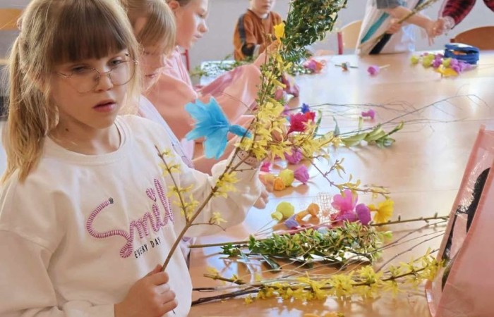Święta Wielkanocne zbliżają się wielkimi krokami. U nas w szkole też czujemy, że nadchodzą. We wtorek 6 kwietnia odbyły się warsztaty tworzenia palm wielkanocnych. Zajęcia poprowadzili członkowie Stowarzyszenia Przyjaciele Pasłęckiej Dwójki (czyli nasi 