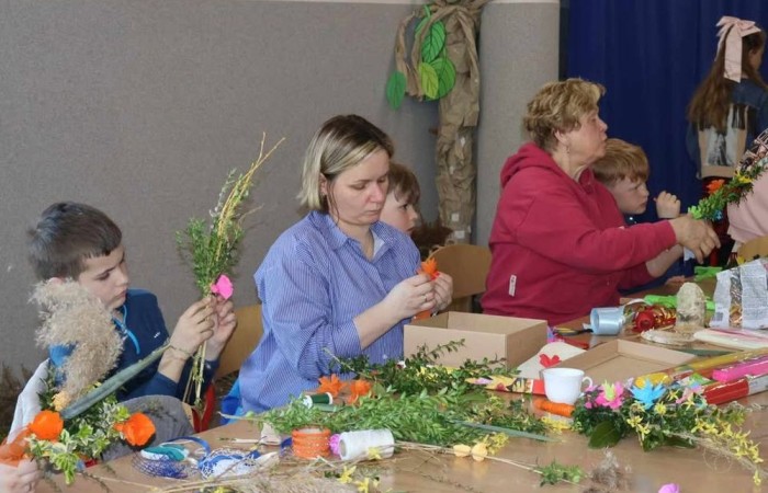 Święta Wielkanocne zbliżają się wielkimi krokami. U nas w szkole też czujemy, że nadchodzą. We wtorek 6 kwietnia odbyły się warsztaty tworzenia palm wielkanocnych. Zajęcia poprowadzili członkowie Stowarzyszenia Przyjaciele Pasłęckiej Dwójki (czyli nasi 
