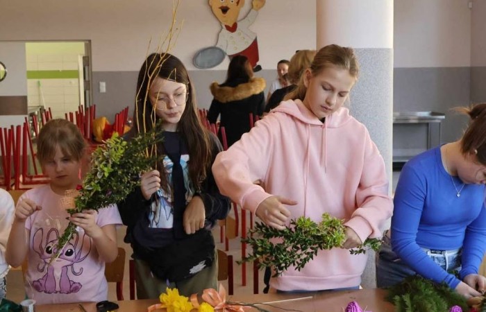 Święta Wielkanocne zbliżają się wielkimi krokami. U nas w szkole też czujemy, że nadchodzą. We wtorek 6 kwietnia odbyły się warsztaty tworzenia palm wielkanocnych. Zajęcia poprowadzili członkowie Stowarzyszenia Przyjaciele Pasłęckiej Dwójki (czyli nasi 