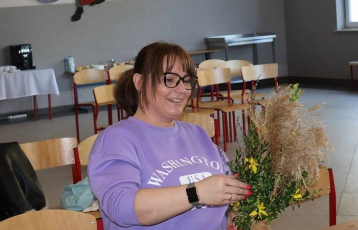 Święta Wielkanocne zbliżają się wielkimi krokami. U nas w szkole też czujemy, że nadchodzą. We wtorek 6 kwietnia odbyły się warsztaty tworzenia palm wielkanocnych. Zajęcia poprowadzili członkowie Stowarzyszenia Przyjaciele Pasłęckiej Dwójki (czyli nasi 