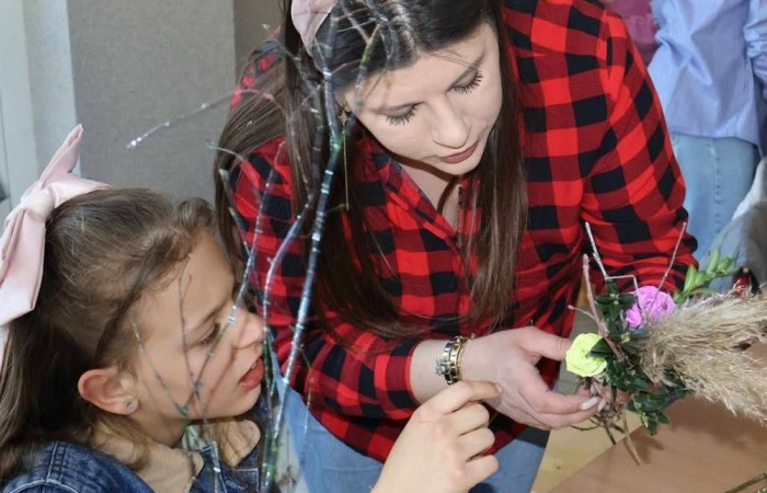 Święta Wielkanocne zbliżają się wielkimi krokami. U nas w szkole też czujemy, że nadchodzą. We wtorek 6 kwietnia odbyły się warsztaty tworzenia palm wielkanocnych. Zajęcia poprowadzili członkowie Stowarzyszenia Przyjaciele Pasłęckiej Dwójki (czyli nasi 