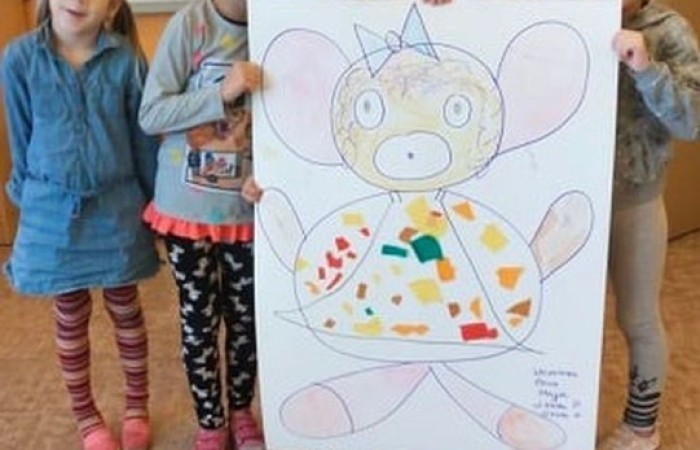 Dzień Pluszowego Misia. Jedne są do kochania inne do przytulania... 25 listopada w naszym przedszkolu obchodziliśmy Dzień Pluszowego Misia. Niestety w tym roku tylko dzieci z zerówki miały możliwość świętowania.Z tej okazji zostały przygotowane misiowe kanapeczki , nie zabrakło również wspólnych misiowych tańców.Na koniec powstały portrety naszych milusińskich. Dzieci z pewnością zabrały ze sobą dobry humor:)