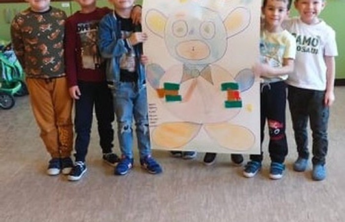 Dzień Pluszowego Misia. Jedne są do kochania inne do przytulania... 25 listopada w naszym przedszkolu obchodziliśmy Dzień Pluszowego Misia. Niestety w tym roku tylko dzieci z zerówki miały możliwość świętowania.Z tej okazji zostały przygotowane misiowe kanapeczki , nie zabrakło również wspólnych misiowych tańców.Na koniec powstały portrety naszych milusińskich. Dzieci z pewnością zabrały ze sobą dobry humor:)