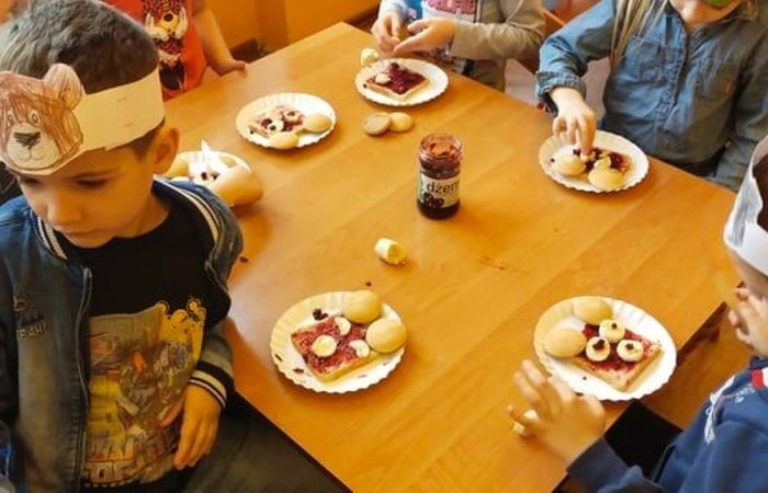 Dzień Pluszowego Misia. Jedne są do kochania inne do przytulania... 25 listopada w naszym przedszkolu obchodziliśmy Dzień Pluszowego Misia. Niestety w tym roku tylko dzieci z zerówki miały możliwość świętowania.Z tej okazji zostały przygotowane misiowe kanapeczki , nie zabrakło również wspólnych misiowych tańców.Na koniec powstały portrety naszych milusińskich. Dzieci z pewnością zabrały ze sobą dobry humor:)