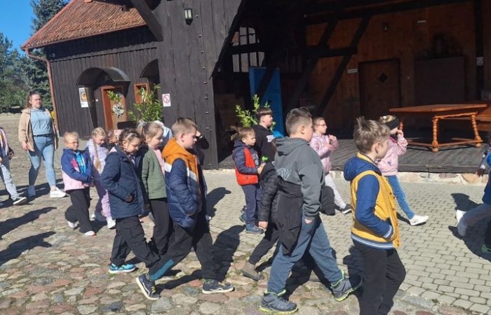 Uczniowie klas 1-3, w ramach projektu S.Z.U.M., uczestniczyli w dwudniowej wycieczce do Ekofarmy Vitalis. Była to doskonała okazja do spędzenia czasu na łonie natury i pogłębienia wiedzy ekologicznej. Pierwszy dzień rozpocznął się od przyjazdu i zakwaterowania, po czym uczestnicy mieli okazję wziąć udział w karmieniu zwierząt, co pozwoło im na bliższe poznanie różnych gatunków i ich zwyczajów. Po południu odbyły się warsztaty proekologiczne, podczas których uczestnicy dowiedzieli się, jak można dbać o środowisko w codziennym życiu. Wieczorem uczestnicy projektu mogli spędzić wspólnie czas przy ognisku, które stworzyło przestrzeń do integracji i wspólnej zabawy. Drugi dzień był wypełniony zabawami na świeżym powietrzu, z możliwością obcowania z przyrodą oraz poznawania jej tajemnic. To wyjątkowe doświadczenie z pewnością wzbogaciło wiedzę uczestników i będzie inspiracją do działań na rzecz ochrony środowiska.
