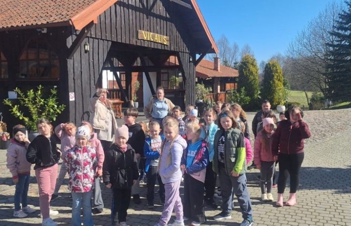 Uczniowie klas 1-3, w ramach projektu S.Z.U.M., uczestniczyli w dwudniowej wycieczce do Ekofarmy Vitalis. Była to doskonała okazja do spędzenia czasu na łonie natury i pogłębienia wiedzy ekologicznej. Pierwszy dzień rozpocznął się od przyjazdu i zakwaterowania, po czym uczestnicy mieli okazję wziąć udział w karmieniu zwierząt, co pozwoło im na bliższe poznanie różnych gatunków i ich zwyczajów. Po południu odbyły się warsztaty proekologiczne, podczas których uczestnicy dowiedzieli się, jak można dbać o środowisko w codziennym życiu. Wieczorem uczestnicy projektu mogli spędzić wspólnie czas przy ognisku, które stworzyło przestrzeń do integracji i wspólnej zabawy. Drugi dzień był wypełniony zabawami na świeżym powietrzu, z możliwością obcowania z przyrodą oraz poznawania jej tajemnic. To wyjątkowe doświadczenie z pewnością wzbogaciło wiedzę uczestników i będzie inspiracją do działań na rzecz ochrony środowiska.