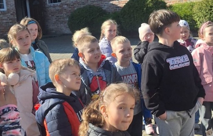 Uczniowie klas 1-3, w ramach projektu S.Z.U.M., uczestniczyli w dwudniowej wycieczce do Ekofarmy Vitalis. Była to doskonała okazja do spędzenia czasu na łonie natury i pogłębienia wiedzy ekologicznej. Pierwszy dzień rozpocznął się od przyjazdu i zakwaterowania, po czym uczestnicy mieli okazję wziąć udział w karmieniu zwierząt, co pozwoło im na bliższe poznanie różnych gatunków i ich zwyczajów. Po południu odbyły się warsztaty proekologiczne, podczas których uczestnicy dowiedzieli się, jak można dbać o środowisko w codziennym życiu. Wieczorem uczestnicy projektu mogli spędzić wspólnie czas przy ognisku, które stworzyło przestrzeń do integracji i wspólnej zabawy. Drugi dzień był wypełniony zabawami na świeżym powietrzu, z możliwością obcowania z przyrodą oraz poznawania jej tajemnic. To wyjątkowe doświadczenie z pewnością wzbogaciło wiedzę uczestników i będzie inspiracją do działań na rzecz ochrony środowiska.