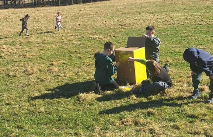 Uczniowie klas 1-3, w ramach projektu S.Z.U.M., uczestniczyli w dwudniowej wycieczce do Ekofarmy Vitalis. Była to doskonała okazja do spędzenia czasu na łonie natury i pogłębienia wiedzy ekologicznej. Pierwszy dzień rozpocznął się od przyjazdu i zakwaterowania, po czym uczestnicy mieli okazję wziąć udział w karmieniu zwierząt, co pozwoło im na bliższe poznanie różnych gatunków i ich zwyczajów. Po południu odbyły się warsztaty proekologiczne, podczas których uczestnicy dowiedzieli się, jak można dbać o środowisko w codziennym życiu. Wieczorem uczestnicy projektu mogli spędzić wspólnie czas przy ognisku, które stworzyło przestrzeń do integracji i wspólnej zabawy. Drugi dzień był wypełniony zabawami na świeżym powietrzu, z możliwością obcowania z przyrodą oraz poznawania jej tajemnic. To wyjątkowe doświadczenie z pewnością wzbogaciło wiedzę uczestników i będzie inspiracją do działań na rzecz ochrony środowiska.