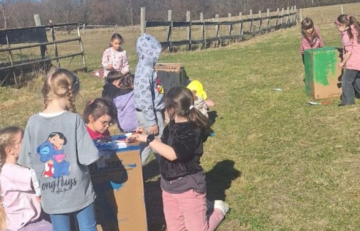 Uczniowie klas 1-3, w ramach projektu S.Z.U.M., uczestniczyli w dwudniowej wycieczce do Ekofarmy Vitalis. Była to doskonała okazja do spędzenia czasu na łonie natury i pogłębienia wiedzy ekologicznej. Pierwszy dzień rozpocznął się od przyjazdu i zakwaterowania, po czym uczestnicy mieli okazję wziąć udział w karmieniu zwierząt, co pozwoło im na bliższe poznanie różnych gatunków i ich zwyczajów. Po południu odbyły się warsztaty proekologiczne, podczas których uczestnicy dowiedzieli się, jak można dbać o środowisko w codziennym życiu. Wieczorem uczestnicy projektu mogli spędzić wspólnie czas przy ognisku, które stworzyło przestrzeń do integracji i wspólnej zabawy. Drugi dzień był wypełniony zabawami na świeżym powietrzu, z możliwością obcowania z przyrodą oraz poznawania jej tajemnic. To wyjątkowe doświadczenie z pewnością wzbogaciło wiedzę uczestników i będzie inspiracją do działań na rzecz ochrony środowiska.