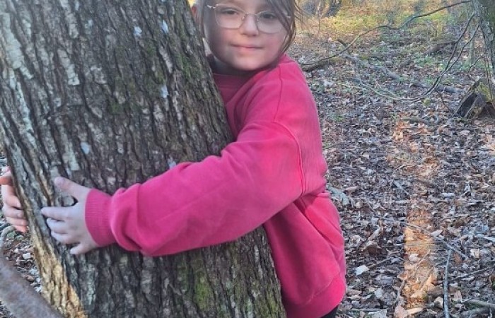 Uczniowie klas 1-3, w ramach projektu S.Z.U.M., uczestniczyli w dwudniowej wycieczce do Ekofarmy Vitalis. Była to doskonała okazja do spędzenia czasu na łonie natury i pogłębienia wiedzy ekologicznej. Pierwszy dzień rozpocznął się od przyjazdu i zakwaterowania, po czym uczestnicy mieli okazję wziąć udział w karmieniu zwierząt, co pozwoło im na bliższe poznanie różnych gatunków i ich zwyczajów. Po południu odbyły się warsztaty proekologiczne, podczas których uczestnicy dowiedzieli się, jak można dbać o środowisko w codziennym życiu. Wieczorem uczestnicy projektu mogli spędzić wspólnie czas przy ognisku, które stworzyło przestrzeń do integracji i wspólnej zabawy. Drugi dzień był wypełniony zabawami na świeżym powietrzu, z możliwością obcowania z przyrodą oraz poznawania jej tajemnic. To wyjątkowe doświadczenie z pewnością wzbogaciło wiedzę uczestników i będzie inspiracją do działań na rzecz ochrony środowiska.