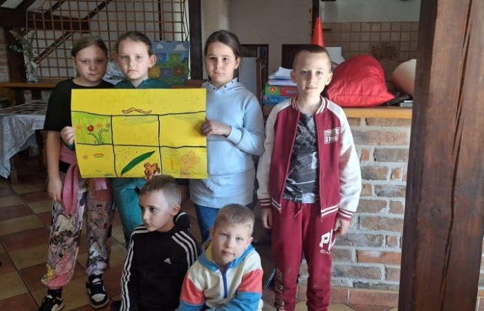 Uczniowie klas 1-3, w ramach projektu S.Z.U.M., uczestniczyli w dwudniowej wycieczce do Ekofarmy Vitalis. Była to doskonała okazja do spędzenia czasu na łonie natury i pogłębienia wiedzy ekologicznej. Pierwszy dzień rozpocznął się od przyjazdu i zakwaterowania, po czym uczestnicy mieli okazję wziąć udział w karmieniu zwierząt, co pozwoło im na bliższe poznanie różnych gatunków i ich zwyczajów. Po południu odbyły się warsztaty proekologiczne, podczas których uczestnicy dowiedzieli się, jak można dbać o środowisko w codziennym życiu. Wieczorem uczestnicy projektu mogli spędzić wspólnie czas przy ognisku, które stworzyło przestrzeń do integracji i wspólnej zabawy. Drugi dzień był wypełniony zabawami na świeżym powietrzu, z możliwością obcowania z przyrodą oraz poznawania jej tajemnic. To wyjątkowe doświadczenie z pewnością wzbogaciło wiedzę uczestników i będzie inspiracją do działań na rzecz ochrony środowiska.