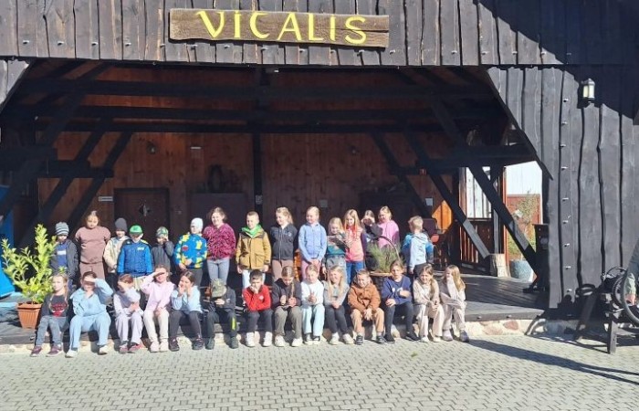 Uczniowie klas 1-3, w ramach projektu S.Z.U.M., uczestniczyli w dwudniowej wycieczce do Ekofarmy Vitalis. Była to doskonała okazja do spędzenia czasu na łonie natury i pogłębienia wiedzy ekologicznej. Pierwszy dzień rozpocznął się od przyjazdu i zakwaterowania, po czym uczestnicy mieli okazję wziąć udział w karmieniu zwierząt, co pozwoło im na bliższe poznanie różnych gatunków i ich zwyczajów. Po południu odbyły się warsztaty proekologiczne, podczas których uczestnicy dowiedzieli się, jak można dbać o środowisko w codziennym życiu. Wieczorem uczestnicy projektu mogli spędzić wspólnie czas przy ognisku, które stworzyło przestrzeń do integracji i wspólnej zabawy. Drugi dzień był wypełniony zabawami na świeżym powietrzu, z możliwością obcowania z przyrodą oraz poznawania jej tajemnic. To wyjątkowe doświadczenie z pewnością wzbogaciło wiedzę uczestników i będzie inspiracją do działań na rzecz ochrony środowiska.