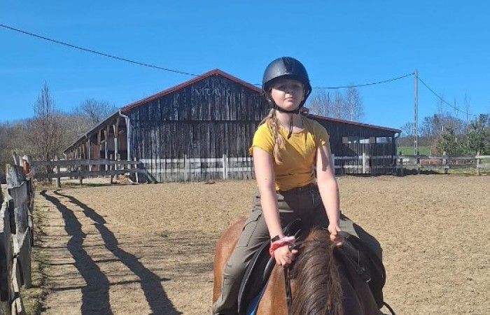 Uczniowie klas 1-3, w ramach projektu S.Z.U.M., uczestniczyli w dwudniowej wycieczce do Ekofarmy Vitalis. Była to doskonała okazja do spędzenia czasu na łonie natury i pogłębienia wiedzy ekologicznej. Pierwszy dzień rozpocznął się od przyjazdu i zakwaterowania, po czym uczestnicy mieli okazję wziąć udział w karmieniu zwierząt, co pozwoło im na bliższe poznanie różnych gatunków i ich zwyczajów. Po południu odbyły się warsztaty proekologiczne, podczas których uczestnicy dowiedzieli się, jak można dbać o środowisko w codziennym życiu. Wieczorem uczestnicy projektu mogli spędzić wspólnie czas przy ognisku, które stworzyło przestrzeń do integracji i wspólnej zabawy. Drugi dzień był wypełniony zabawami na świeżym powietrzu, z możliwością obcowania z przyrodą oraz poznawania jej tajemnic. To wyjątkowe doświadczenie z pewnością wzbogaciło wiedzę uczestników i będzie inspiracją do działań na rzecz ochrony środowiska.