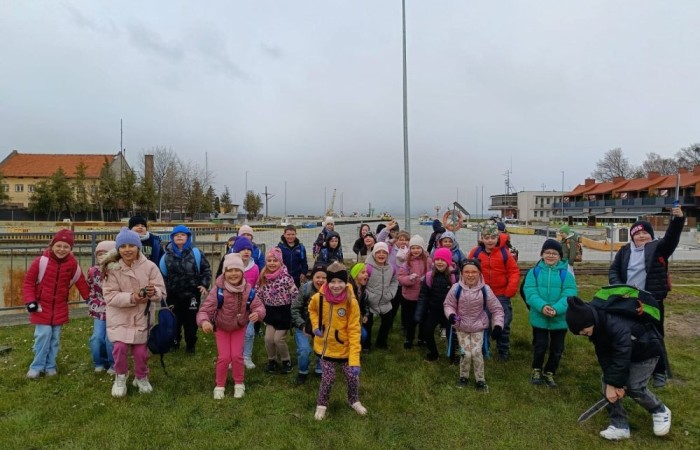 10 kwietnia uczniowie klas pierwszych wyruszyli na wyjątkową wycieczkę do Fromborka, miasta związanego z postacią Mikołaja Kopernika – wybitnego astronoma, który „wstrzymał Słońce, ruszył Ziemię”. Największą atrakcją było oczywiście Planetarium, gdzie dzieci mogły przenieść się w sam środek kosmosu – zobaczyć planety, gwiazdy i dowiedzieć się, jak wygląda Wszechświat oczami współczesnych odkrywców. Nie zabrakło też spaceru po wzgórzu katedralnym i odrobiny historii – uczniowie odwiedzili miejsca, w których żył i pracował sam Kopernik.
Z nową wiedzą, mnóstwem wrażeń i szerokimi uśmiechami wróciliśmy do szkoły. To była naprawdę udana podróż – zarówno w czasie, jak i przestrzeni. Zapraszamy do obejrzenia zdjęć z naszej wyprawy.