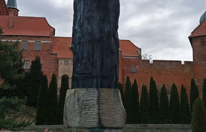 10 kwietnia uczniowie klas pierwszych wyruszyli na wyjątkową wycieczkę do Fromborka, miasta związanego z postacią Mikołaja Kopernika – wybitnego astronoma, który „wstrzymał Słońce, ruszył Ziemię”. Największą atrakcją było oczywiście Planetarium, gdzie dzieci mogły przenieść się w sam środek kosmosu – zobaczyć planety, gwiazdy i dowiedzieć się, jak wygląda Wszechświat oczami współczesnych odkrywców. Nie zabrakło też spaceru po wzgórzu katedralnym i odrobiny historii – uczniowie odwiedzili miejsca, w których żył i pracował sam Kopernik.
Z nową wiedzą, mnóstwem wrażeń i szerokimi uśmiechami wróciliśmy do szkoły. To była naprawdę udana podróż – zarówno w czasie, jak i przestrzeni. Zapraszamy do obejrzenia zdjęć z naszej wyprawy.