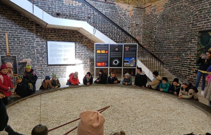 10 kwietnia uczniowie klas pierwszych wyruszyli na wyjątkową wycieczkę do Fromborka, miasta związanego z postacią Mikołaja Kopernika – wybitnego astronoma, który „wstrzymał Słońce, ruszył Ziemię”. Największą atrakcją było oczywiście Planetarium, gdzie dzieci mogły przenieść się w sam środek kosmosu – zobaczyć planety, gwiazdy i dowiedzieć się, jak wygląda Wszechświat oczami współczesnych odkrywców. Nie zabrakło też spaceru po wzgórzu katedralnym i odrobiny historii – uczniowie odwiedzili miejsca, w których żył i pracował sam Kopernik.
Z nową wiedzą, mnóstwem wrażeń i szerokimi uśmiechami wróciliśmy do szkoły. To była naprawdę udana podróż – zarówno w czasie, jak i przestrzeni. Zapraszamy do obejrzenia zdjęć z naszej wyprawy.