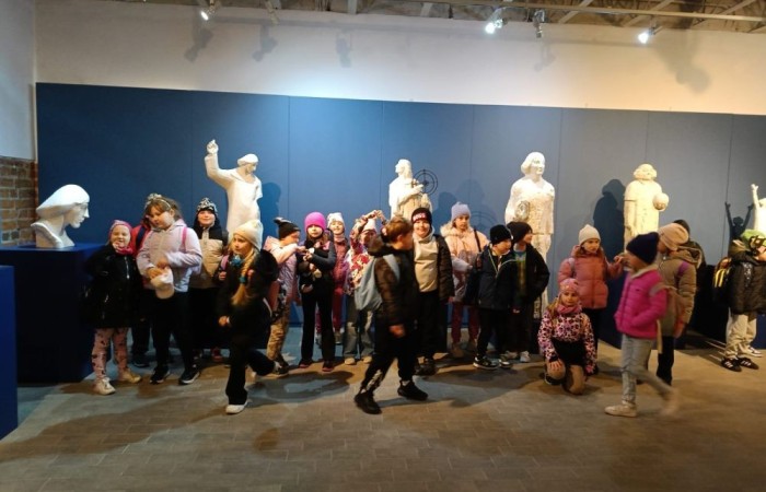 10 kwietnia uczniowie klas pierwszych wyruszyli na wyjątkową wycieczkę do Fromborka, miasta związanego z postacią Mikołaja Kopernika – wybitnego astronoma, który „wstrzymał Słońce, ruszył Ziemię”. Największą atrakcją było oczywiście Planetarium, gdzie dzieci mogły przenieść się w sam środek kosmosu – zobaczyć planety, gwiazdy i dowiedzieć się, jak wygląda Wszechświat oczami współczesnych odkrywców. Nie zabrakło też spaceru po wzgórzu katedralnym i odrobiny historii – uczniowie odwiedzili miejsca, w których żył i pracował sam Kopernik.
Z nową wiedzą, mnóstwem wrażeń i szerokimi uśmiechami wróciliśmy do szkoły. To była naprawdę udana podróż – zarówno w czasie, jak i przestrzeni. Zapraszamy do obejrzenia zdjęć z naszej wyprawy.