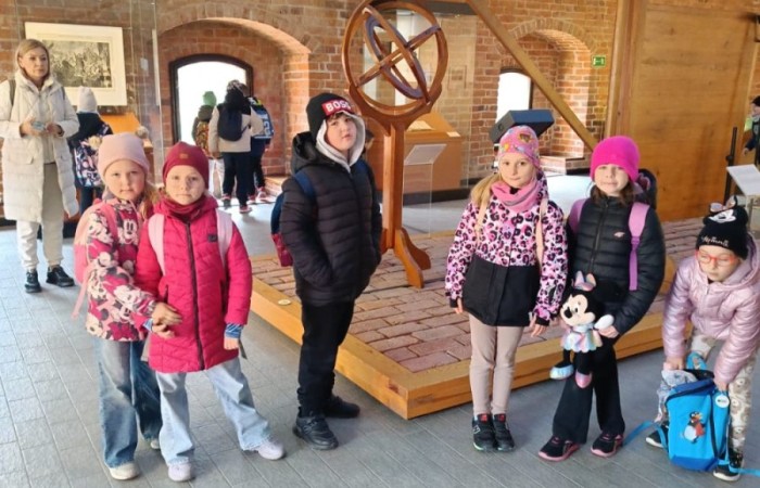 10 kwietnia uczniowie klas pierwszych wyruszyli na wyjątkową wycieczkę do Fromborka, miasta związanego z postacią Mikołaja Kopernika – wybitnego astronoma, który „wstrzymał Słońce, ruszył Ziemię”. Największą atrakcją było oczywiście Planetarium, gdzie dzieci mogły przenieść się w sam środek kosmosu – zobaczyć planety, gwiazdy i dowiedzieć się, jak wygląda Wszechświat oczami współczesnych odkrywców. Nie zabrakło też spaceru po wzgórzu katedralnym i odrobiny historii – uczniowie odwiedzili miejsca, w których żył i pracował sam Kopernik.
Z nową wiedzą, mnóstwem wrażeń i szerokimi uśmiechami wróciliśmy do szkoły. To była naprawdę udana podróż – zarówno w czasie, jak i przestrzeni. Zapraszamy do obejrzenia zdjęć z naszej wyprawy.