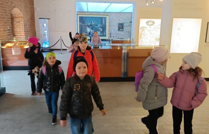 10 kwietnia uczniowie klas pierwszych wyruszyli na wyjątkową wycieczkę do Fromborka, miasta związanego z postacią Mikołaja Kopernika – wybitnego astronoma, który „wstrzymał Słońce, ruszył Ziemię”. Największą atrakcją było oczywiście Planetarium, gdzie dzieci mogły przenieść się w sam środek kosmosu – zobaczyć planety, gwiazdy i dowiedzieć się, jak wygląda Wszechświat oczami współczesnych odkrywców. Nie zabrakło też spaceru po wzgórzu katedralnym i odrobiny historii – uczniowie odwiedzili miejsca, w których żył i pracował sam Kopernik.
Z nową wiedzą, mnóstwem wrażeń i szerokimi uśmiechami wróciliśmy do szkoły. To była naprawdę udana podróż – zarówno w czasie, jak i przestrzeni. Zapraszamy do obejrzenia zdjęć z naszej wyprawy.