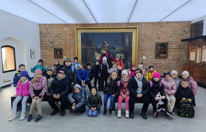 10 kwietnia uczniowie klas pierwszych wyruszyli na wyjątkową wycieczkę do Fromborka, miasta związanego z postacią Mikołaja Kopernika – wybitnego astronoma, który „wstrzymał Słońce, ruszył Ziemię”. Największą atrakcją było oczywiście Planetarium, gdzie dzieci mogły przenieść się w sam środek kosmosu – zobaczyć planety, gwiazdy i dowiedzieć się, jak wygląda Wszechświat oczami współczesnych odkrywców. Nie zabrakło też spaceru po wzgórzu katedralnym i odrobiny historii – uczniowie odwiedzili miejsca, w których żył i pracował sam Kopernik.
Z nową wiedzą, mnóstwem wrażeń i szerokimi uśmiechami wróciliśmy do szkoły. To była naprawdę udana podróż – zarówno w czasie, jak i przestrzeni. Zapraszamy do obejrzenia zdjęć z naszej wyprawy.