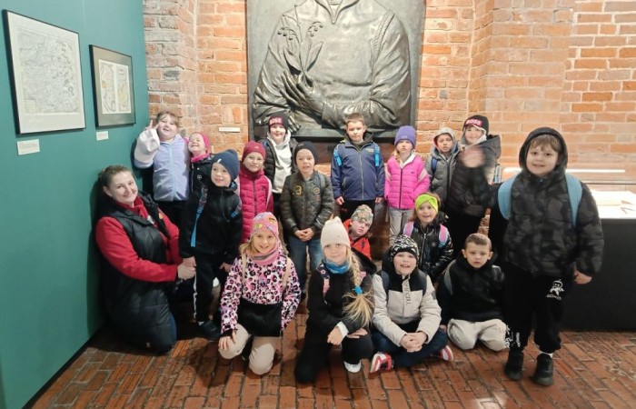 10 kwietnia uczniowie klas pierwszych wyruszyli na wyjątkową wycieczkę do Fromborka, miasta związanego z postacią Mikołaja Kopernika – wybitnego astronoma, który „wstrzymał Słońce, ruszył Ziemię”. Największą atrakcją było oczywiście Planetarium, gdzie dzieci mogły przenieść się w sam środek kosmosu – zobaczyć planety, gwiazdy i dowiedzieć się, jak wygląda Wszechświat oczami współczesnych odkrywców. Nie zabrakło też spaceru po wzgórzu katedralnym i odrobiny historii – uczniowie odwiedzili miejsca, w których żył i pracował sam Kopernik.
Z nową wiedzą, mnóstwem wrażeń i szerokimi uśmiechami wróciliśmy do szkoły. To była naprawdę udana podróż – zarówno w czasie, jak i przestrzeni. Zapraszamy do obejrzenia zdjęć z naszej wyprawy.