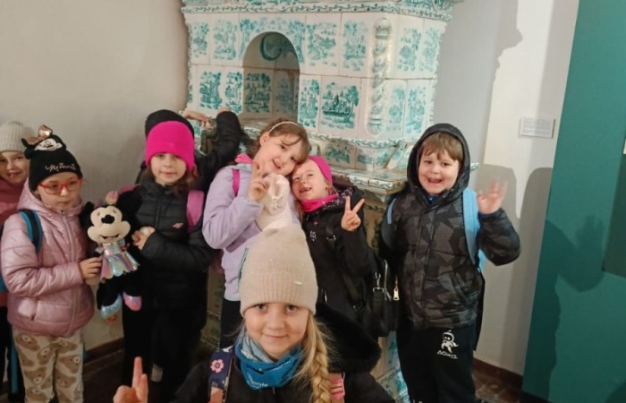 10 kwietnia uczniowie klas pierwszych wyruszyli na wyjątkową wycieczkę do Fromborka, miasta związanego z postacią Mikołaja Kopernika – wybitnego astronoma, który „wstrzymał Słońce, ruszył Ziemię”. Największą atrakcją było oczywiście Planetarium, gdzie dzieci mogły przenieść się w sam środek kosmosu – zobaczyć planety, gwiazdy i dowiedzieć się, jak wygląda Wszechświat oczami współczesnych odkrywców. Nie zabrakło też spaceru po wzgórzu katedralnym i odrobiny historii – uczniowie odwiedzili miejsca, w których żył i pracował sam Kopernik.
Z nową wiedzą, mnóstwem wrażeń i szerokimi uśmiechami wróciliśmy do szkoły. To była naprawdę udana podróż – zarówno w czasie, jak i przestrzeni. Zapraszamy do obejrzenia zdjęć z naszej wyprawy.