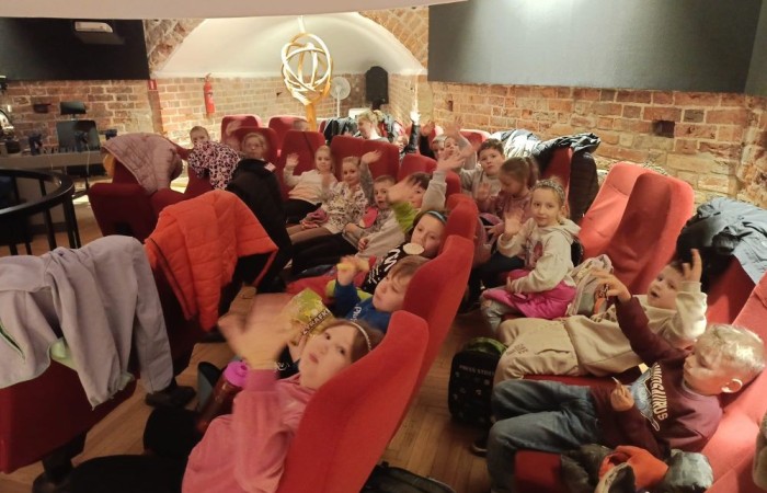 10 kwietnia uczniowie klas pierwszych wyruszyli na wyjątkową wycieczkę do Fromborka, miasta związanego z postacią Mikołaja Kopernika – wybitnego astronoma, który „wstrzymał Słońce, ruszył Ziemię”. Największą atrakcją było oczywiście Planetarium, gdzie dzieci mogły przenieść się w sam środek kosmosu – zobaczyć planety, gwiazdy i dowiedzieć się, jak wygląda Wszechświat oczami współczesnych odkrywców. Nie zabrakło też spaceru po wzgórzu katedralnym i odrobiny historii – uczniowie odwiedzili miejsca, w których żył i pracował sam Kopernik.
Z nową wiedzą, mnóstwem wrażeń i szerokimi uśmiechami wróciliśmy do szkoły. To była naprawdę udana podróż – zarówno w czasie, jak i przestrzeni. Zapraszamy do obejrzenia zdjęć z naszej wyprawy.