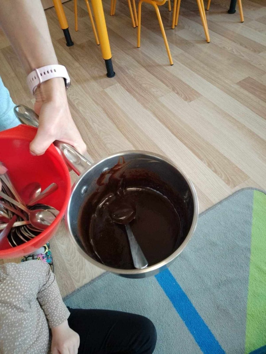Dzień czekolady w przedszkolu to jedno ze słodszych dni w roku dla małych dzieci. Celebrowanie dnia czekolady 12 kwietnia może być okazją do zabawy, uczenia się i eksperymentowania z różnymi smakami i teksturami czekolady. W takim dniu, przedszkolaki mogą nauczyć się o historii czekolady i pochodzeniu ziaren kakaowych. Należy jednak pamiętać, że czekolada, pomimo swojego wspaniałego smaku, powinna być spożywana z umiarem, ponieważ jest bogata w cukier i tłuszcze. Warto przy tej okazji przypomnieć dzieciom o tym, jak ważne jest zdrowe odżywianie.
