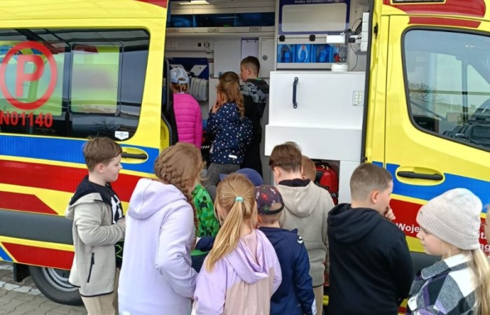 W przedświątecznej atmosferze uczniowie klas 1a i 2a wybrali się na wyjątkowy spacer ulicami Pasłęka. Z uśmiechem na twarzach i świątecznym entuzjazmem wręczali mieszkańcom kolorowe, pisankowe życzenia, dzieląc się radością nadchodzącej Wielkanocy. Klasa 1a odwiedziła również pasłęckich ratowników medycznych, obdarowując ich własnoręcznie przygotowaną pisanką. Dzieci miały okazję zobaczyć karetkę z bliska, zajrzeć do środka, a nawet usłyszeć jej sygnał dźwiękowy. To był dzień pełen serdeczności, wzruszeń i świątecznej magii.
