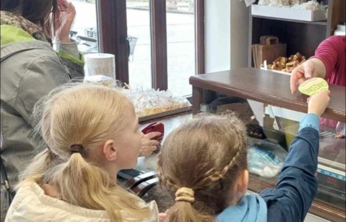 W przedświątecznej atmosferze uczniowie klas 1a i 2a wybrali się na wyjątkowy spacer ulicami Pasłęka. Z uśmiechem na twarzach i świątecznym entuzjazmem wręczali mieszkańcom kolorowe, pisankowe życzenia, dzieląc się radością nadchodzącej Wielkanocy. Klasa 1a odwiedziła również pasłęckich ratowników medycznych, obdarowując ich własnoręcznie przygotowaną pisanką. Dzieci miały okazję zobaczyć karetkę z bliska, zajrzeć do środka, a nawet usłyszeć jej sygnał dźwiękowy. To był dzień pełen serdeczności, wzruszeń i świątecznej magii.
