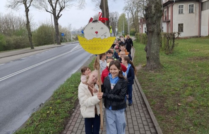 W przedświątecznej atmosferze uczniowie klas 1a i 2a wybrali się na wyjątkowy spacer ulicami Pasłęka. Z uśmiechem na twarzach i świątecznym entuzjazmem wręczali mieszkańcom kolorowe, pisankowe życzenia, dzieląc się radością nadchodzącej Wielkanocy. Klasa 1a odwiedziła również pasłęckich ratowników medycznych, obdarowując ich własnoręcznie przygotowaną pisanką. Dzieci miały okazję zobaczyć karetkę z bliska, zajrzeć do środka, a nawet usłyszeć jej sygnał dźwiękowy. To był dzień pełen serdeczności, wzruszeń i świątecznej magii.
