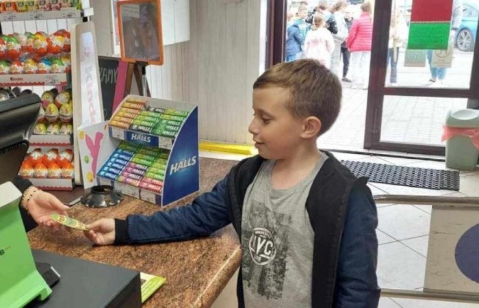 W przedświątecznej atmosferze uczniowie klas 1a i 2a wybrali się na wyjątkowy spacer ulicami Pasłęka. Z uśmiechem na twarzach i świątecznym entuzjazmem wręczali mieszkańcom kolorowe, pisankowe życzenia, dzieląc się radością nadchodzącej Wielkanocy. Klasa 1a odwiedziła również pasłęckich ratowników medycznych, obdarowując ich własnoręcznie przygotowaną pisanką. Dzieci miały okazję zobaczyć karetkę z bliska, zajrzeć do środka, a nawet usłyszeć jej sygnał dźwiękowy. To był dzień pełen serdeczności, wzruszeń i świątecznej magii.
