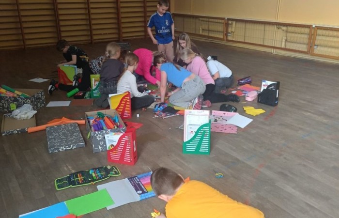 Święta, święta i... po świętach. A my z radością wracamy wspomnieniami do pięknych chwil z minionego tygodnia. Uczniowie klasy 3b z ogromnym zaangażowaniem przygotowywali się do Wielkanocy – malowali pisanki, tworzyli kolorowe ozdoby i wspólnie spędzali czas w radosnej, świątecznej atmosferze. Zobaczcie sami, jak wyglądały te barwne przygotowania.
