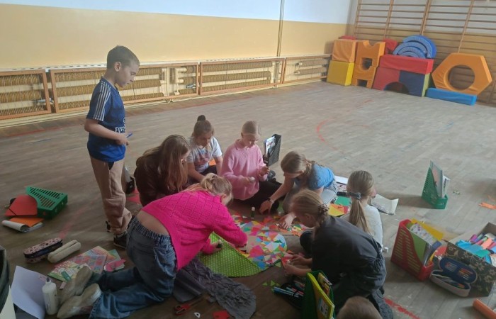 Święta, święta i... po świętach. A my z radością wracamy wspomnieniami do pięknych chwil z minionego tygodnia. Uczniowie klasy 3b z ogromnym zaangażowaniem przygotowywali się do Wielkanocy – malowali pisanki, tworzyli kolorowe ozdoby i wspólnie spędzali czas w radosnej, świątecznej atmosferze. Zobaczcie sami, jak wyglądały te barwne przygotowania.
