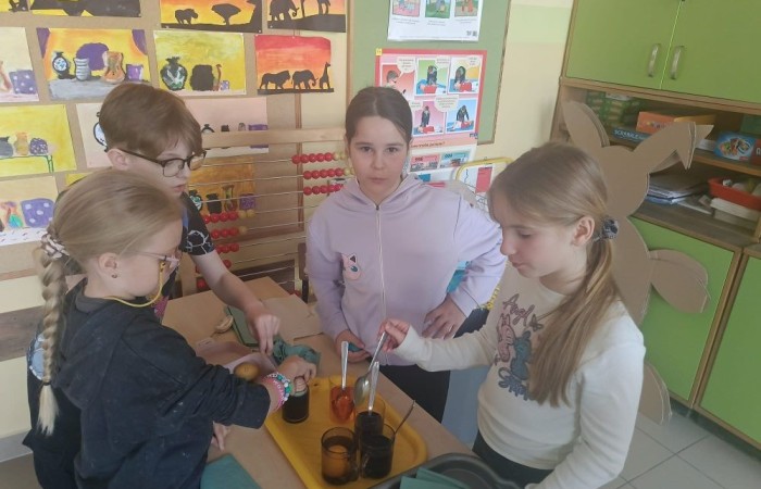 Święta, święta i... po świętach. A my z radością wracamy wspomnieniami do pięknych chwil z minionego tygodnia. Uczniowie klasy 3b z ogromnym zaangażowaniem przygotowywali się do Wielkanocy – malowali pisanki, tworzyli kolorowe ozdoby i wspólnie spędzali czas w radosnej, świątecznej atmosferze. Zobaczcie sami, jak wyglądały te barwne przygotowania.
