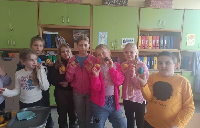 Święta, święta i... po świętach. A my z radością wracamy wspomnieniami do pięknych chwil z minionego tygodnia. Uczniowie klasy 3b z ogromnym zaangażowaniem przygotowywali się do Wielkanocy – malowali pisanki, tworzyli kolorowe ozdoby i wspólnie spędzali czas w radosnej, świątecznej atmosferze. Zobaczcie sami, jak wyglądały te barwne przygotowania.
