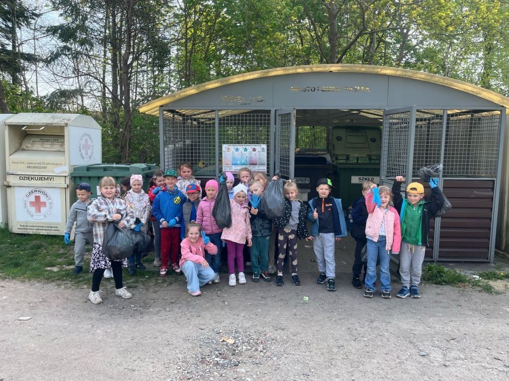 Przedszkolaki sprzątają świat