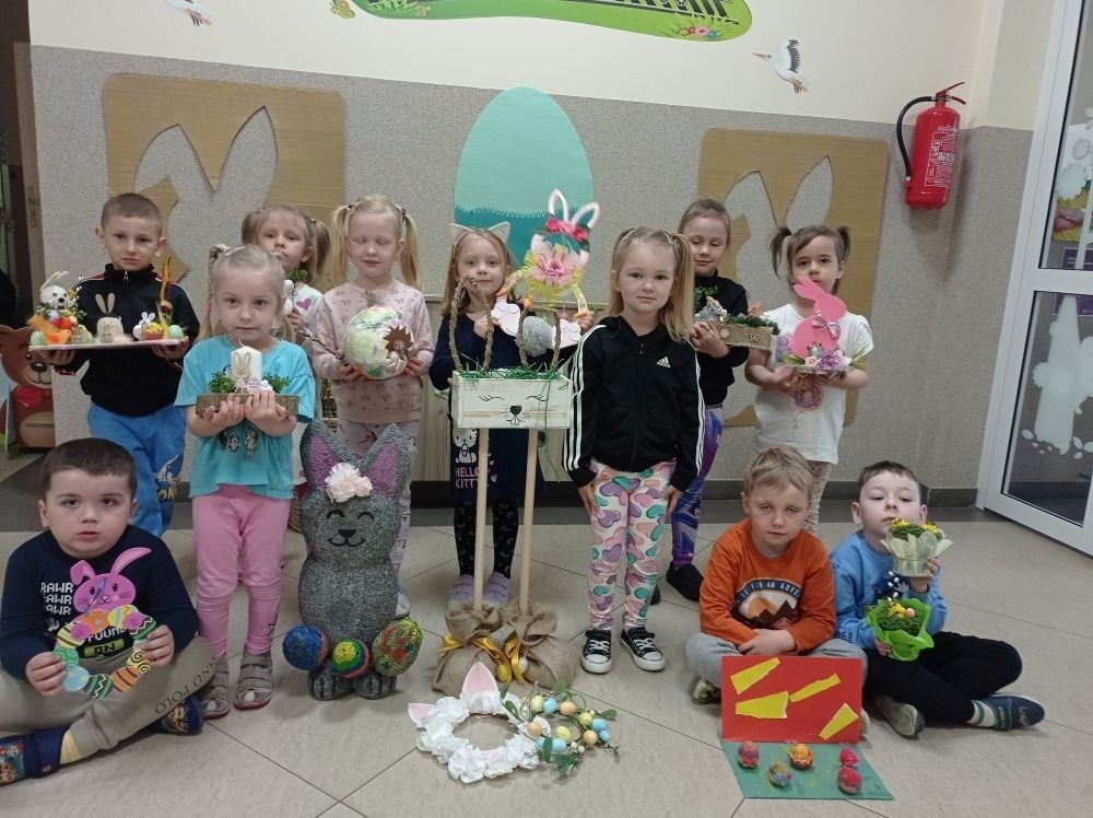Przed świętami Wielkanocnym w grupie Leśne Skrzaty zakończył się konkurs na
wykonanie ozdoby Wielkanocnej. Jego celem było kształtowanie aktywnej postawy dzieci
wobec sztuki oraz pielęgnowanie tradycji związanych z okresem Świąt Wielkanocnych.
Udział rodziców i dzieci w konkursach pobudza i rozwija uzdolnienia plastyczne dzieci
oraz wzmacnia więzi rodzinne i integruje społeczność przedszkolną. Nagrody w
konkursach są motywacją dla dzieci do podejmowania nowych wyzwań i budują ich
pewność siebie.