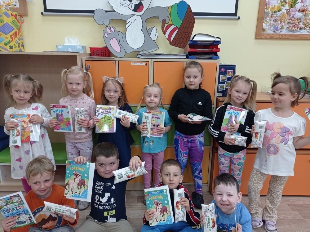 Przed świętami Wielkanocnym w grupie Leśne Skrzaty zakończył się konkurs na
wykonanie ozdoby Wielkanocnej. Jego celem było kształtowanie aktywnej postawy dzieci
wobec sztuki oraz pielęgnowanie tradycji związanych z okresem Świąt Wielkanocnych.
Udział rodziców i dzieci w konkursach pobudza i rozwija uzdolnienia plastyczne dzieci
oraz wzmacnia więzi rodzinne i integruje społeczność przedszkolną. Nagrody w
konkursach są motywacją dla dzieci do podejmowania nowych wyzwań i budują ich
pewność siebie.