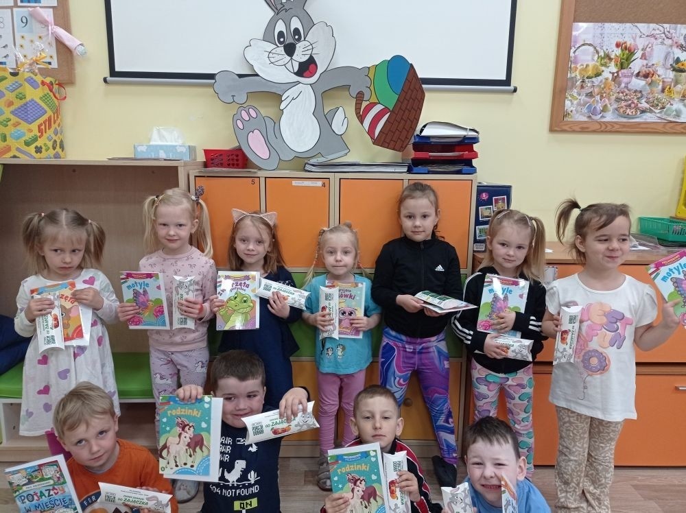 Przed świętami Wielkanocnym w grupie Leśne Skrzaty zakończył się konkurs na
wykonanie ozdoby Wielkanocnej. Jego celem było kształtowanie aktywnej postawy dzieci
wobec sztuki oraz pielęgnowanie tradycji związanych z okresem Świąt Wielkanocnych.
Udział rodziców i dzieci w konkursach pobudza i rozwija uzdolnienia plastyczne dzieci
oraz wzmacnia więzi rodzinne i integruje społeczność przedszkolną. Nagrody w
konkursach są motywacją dla dzieci do podejmowania nowych wyzwań i budują ich
pewność siebie.