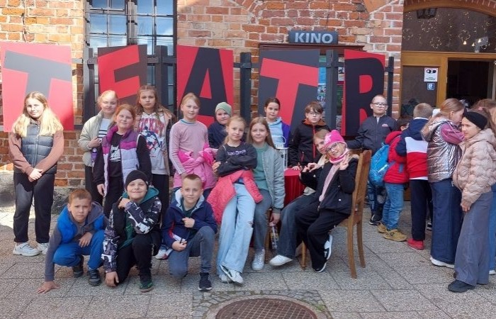 25 kwietnia uczniowie klas 1–3 mieli wyjątkową okazję obejrzeć spektakl „Jaś i Małgosia” w wykonaniu Poznańskiego Teatru Aktora. Przedstawienie odbyło się w ramach XIII Pasłęckiej Wiosny Teatralnej i przyciągnęło nie tylko naszych uczniów, ale także dzieci z wielu okolicznych szkół i przedszkoli. Pełna emocji opowieść o odważnym rodzeństwie, złej macosze i przebiegłej Babie Jadze wciągnęła młodych widzów od pierwszej do ostatniej minuty. Na szczęście, dzięki sprytowi Małgosi i pomocy dobrego ducha lasu, wszystko – jak to w bajkach – zakończyło się szczęśliwie. Uczniowie byli zachwyceni grą aktorską i barwną oprawą spektaklu. To były niezapomniane chwile pełne śmiechu, wzruszeń i prawdziwej teatralnej magii. 