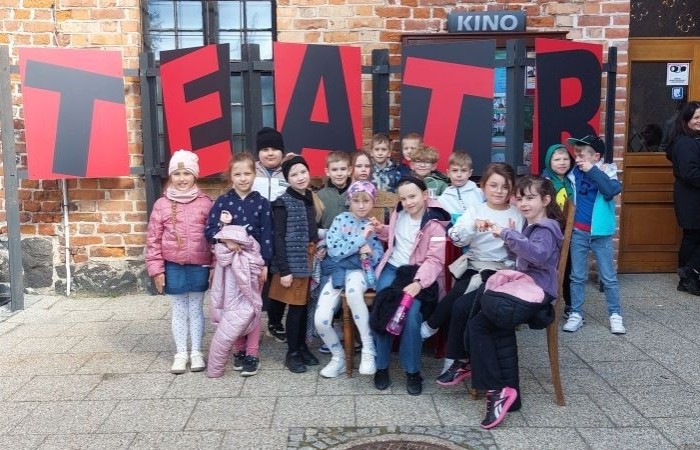 25 kwietnia uczniowie klas 1–3 mieli wyjątkową okazję obejrzeć spektakl „Jaś i Małgosia” w wykonaniu Poznańskiego Teatru Aktora. Przedstawienie odbyło się w ramach XIII Pasłęckiej Wiosny Teatralnej i przyciągnęło nie tylko naszych uczniów, ale także dzieci z wielu okolicznych szkół i przedszkoli. Pełna emocji opowieść o odważnym rodzeństwie, złej macosze i przebiegłej Babie Jadze wciągnęła młodych widzów od pierwszej do ostatniej minuty. Na szczęście, dzięki sprytowi Małgosi i pomocy dobrego ducha lasu, wszystko – jak to w bajkach – zakończyło się szczęśliwie. Uczniowie byli zachwyceni grą aktorską i barwną oprawą spektaklu. To były niezapomniane chwile pełne śmiechu, wzruszeń i prawdziwej teatralnej magii. 