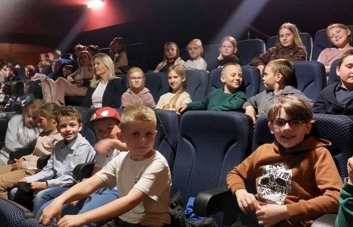 25 kwietnia uczniowie klas 1–3 mieli wyjątkową okazję obejrzeć spektakl „Jaś i Małgosia” w wykonaniu Poznańskiego Teatru Aktora. Przedstawienie odbyło się w ramach XIII Pasłęckiej Wiosny Teatralnej i przyciągnęło nie tylko naszych uczniów, ale także dzieci z wielu okolicznych szkół i przedszkoli. Pełna emocji opowieść o odważnym rodzeństwie, złej macosze i przebiegłej Babie Jadze wciągnęła młodych widzów od pierwszej do ostatniej minuty. Na szczęście, dzięki sprytowi Małgosi i pomocy dobrego ducha lasu, wszystko – jak to w bajkach – zakończyło się szczęśliwie. Uczniowie byli zachwyceni grą aktorską i barwną oprawą spektaklu. To były niezapomniane chwile pełne śmiechu, wzruszeń i prawdziwej teatralnej magii. 