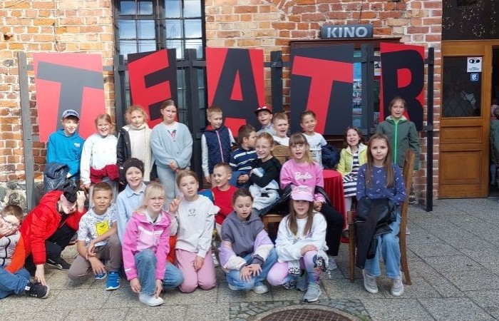 25 kwietnia uczniowie klas 1–3 mieli wyjątkową okazję obejrzeć spektakl „Jaś i Małgosia” w wykonaniu Poznańskiego Teatru Aktora. Przedstawienie odbyło się w ramach XIII Pasłęckiej Wiosny Teatralnej i przyciągnęło nie tylko naszych uczniów, ale także dzieci z wielu okolicznych szkół i przedszkoli. Pełna emocji opowieść o odważnym rodzeństwie, złej macosze i przebiegłej Babie Jadze wciągnęła młodych widzów od pierwszej do ostatniej minuty. Na szczęście, dzięki sprytowi Małgosi i pomocy dobrego ducha lasu, wszystko – jak to w bajkach – zakończyło się szczęśliwie. Uczniowie byli zachwyceni grą aktorską i barwną oprawą spektaklu. To były niezapomniane chwile pełne śmiechu, wzruszeń i prawdziwej teatralnej magii. 