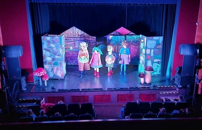 25 kwietnia uczniowie klas 1–3 mieli wyjątkową okazję obejrzeć spektakl „Jaś i Małgosia” w wykonaniu Poznańskiego Teatru Aktora. Przedstawienie odbyło się w ramach XIII Pasłęckiej Wiosny Teatralnej i przyciągnęło nie tylko naszych uczniów, ale także dzieci z wielu okolicznych szkół i przedszkoli. Pełna emocji opowieść o odważnym rodzeństwie, złej macosze i przebiegłej Babie Jadze wciągnęła młodych widzów od pierwszej do ostatniej minuty. Na szczęście, dzięki sprytowi Małgosi i pomocy dobrego ducha lasu, wszystko – jak to w bajkach – zakończyło się szczęśliwie. Uczniowie byli zachwyceni grą aktorską i barwną oprawą spektaklu. To były niezapomniane chwile pełne śmiechu, wzruszeń i prawdziwej teatralnej magii. 