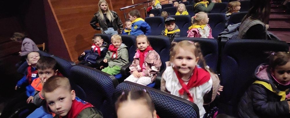 25 kwietnia dzieci z grupy „Zajączki” oraz „Leśne Skrzaty” udały się na przedstawienie teatralne do Pasłęckiego Ośrodka Kultury. Dzięki wspaniałej grze aktorskiej, dzieci miały możliwość obejrzenia i zapoznania się z baśnią autorstwa Braci Grimm pt. „Jaś i Małgosia”. Kolorowe kostiumy oraz cudowna scenografia wywołała na dzieciach ogromne wrażenie.
Z wielkim zainteresowaniem i skupieniem śledziły wzrokiem całą grę aktorską . Słodkie uśmiechy na twarzach najmłodszych oraz gromkie brawa były najlepszym dowodem na to, że przedstawienie im się bardzo podobało.
